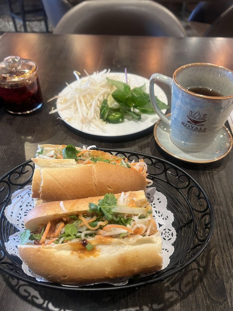 Royale Kitchen & Bar