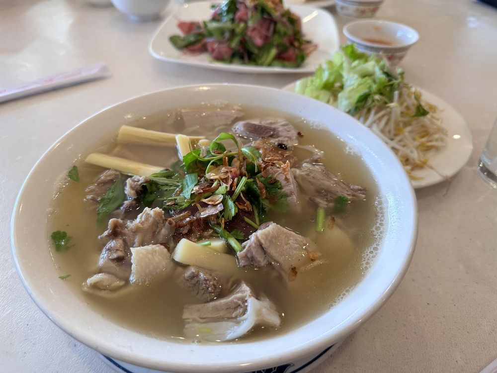 Bun Mang VIT (Rice Noodles Soup)