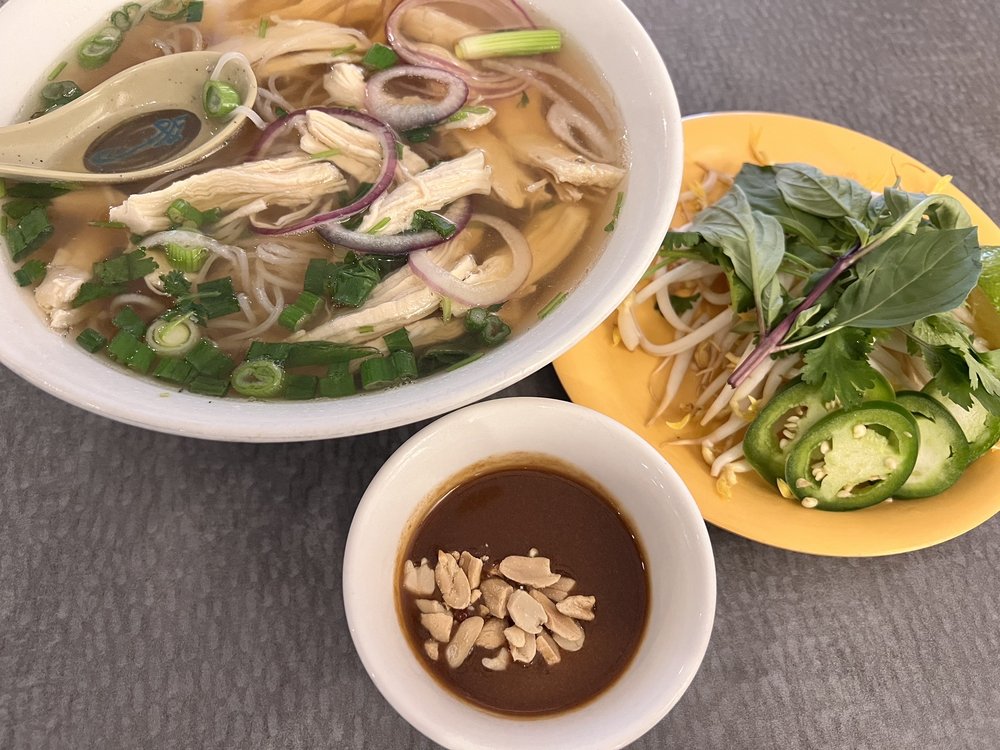 00. Pho Ga (EXTRA LARGE) beef broth