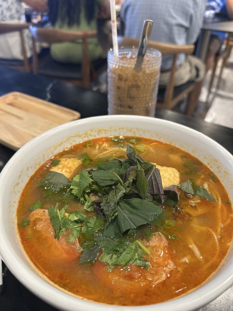 Bun Rieu Oc/vietnamese Tomatoes Based Soup with Crab and Snail
