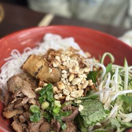 Grilled Pork & Egg Roll with Noodles / Bún Thịt Nướng Chả Giò