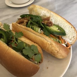 Banh Mi - Ga, Trung, Bo, Hoac Heo Nuong