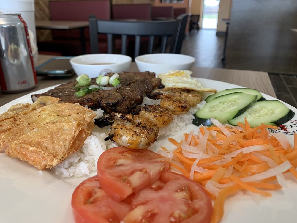 Grilled Pork, Grilled Shrimp & Egg Roll Over Rice Stick Noodle & Vegetables / Bún Đặc Biệt