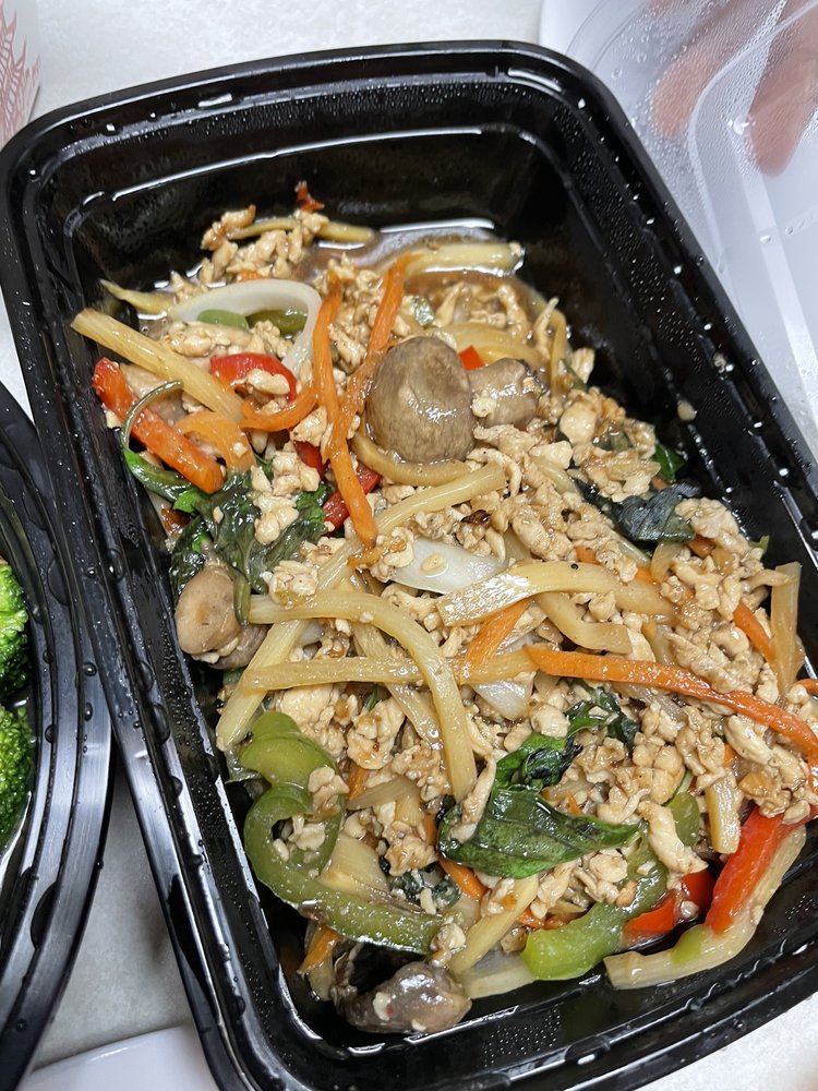 Spicy Lo Mein Basil Chicken