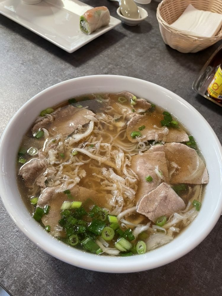 Rare Steak, Flank, Tendon, Tripe / Phở Tái, Nạm, Gân, Sách