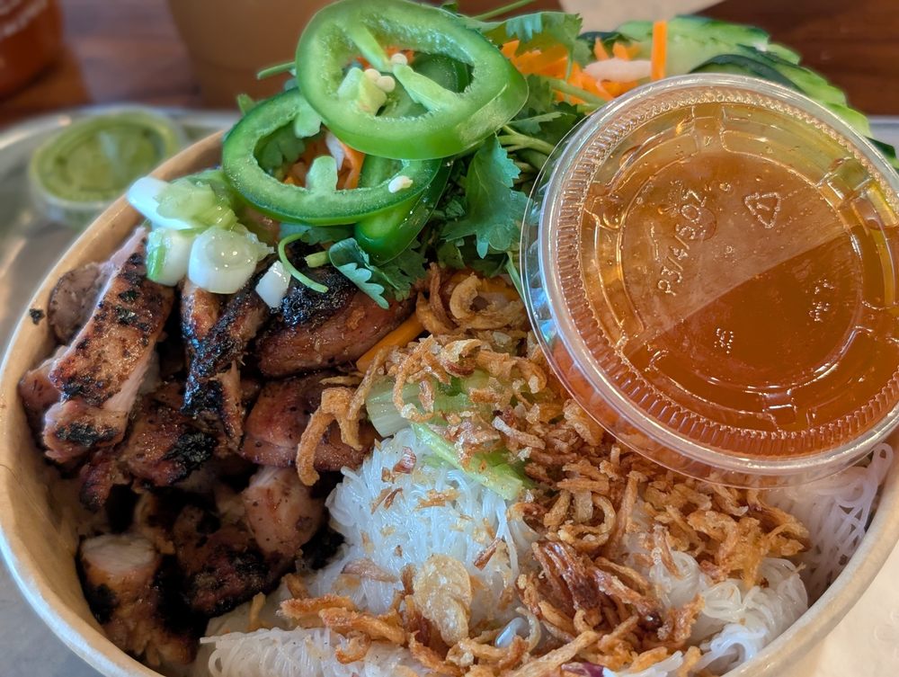 BBQ Lemongrass Chicken Vermicelli Noodle Bowl 🥣