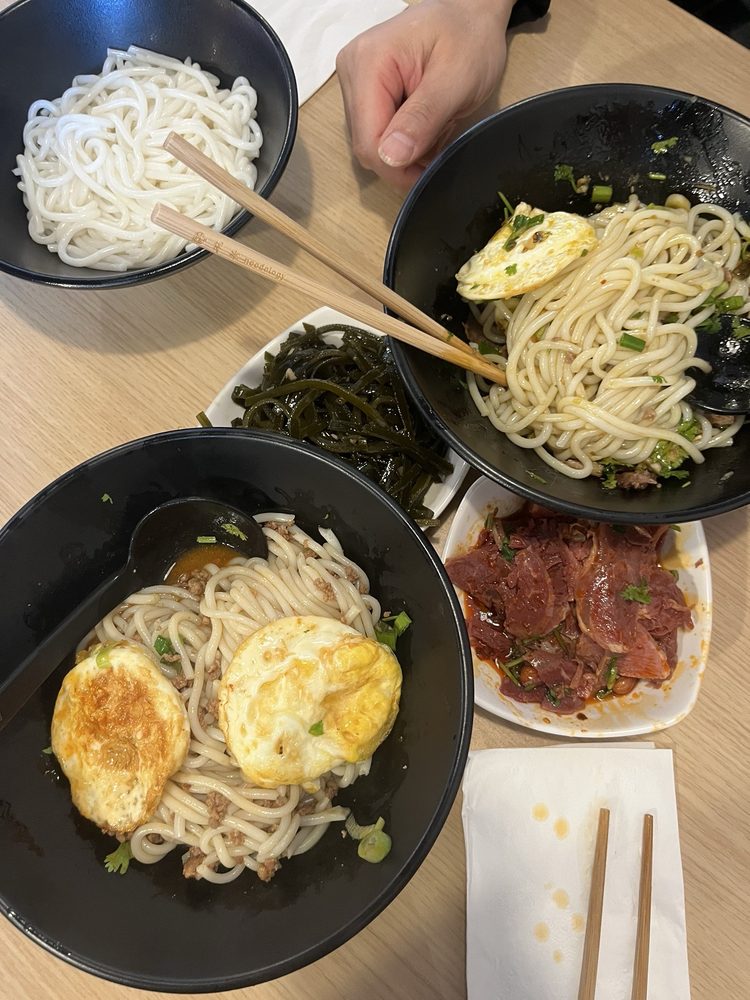 Mixed with Minced Pork Noodle一碗干拌面或粉