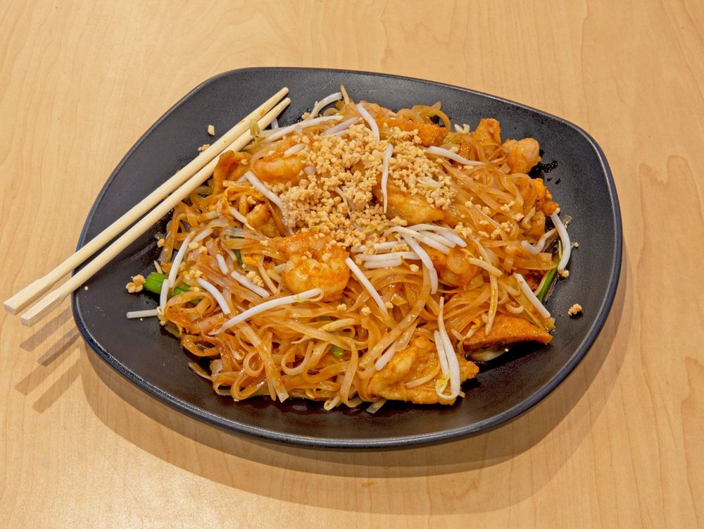 Pad Thai Wich Chicken and Shrimp
