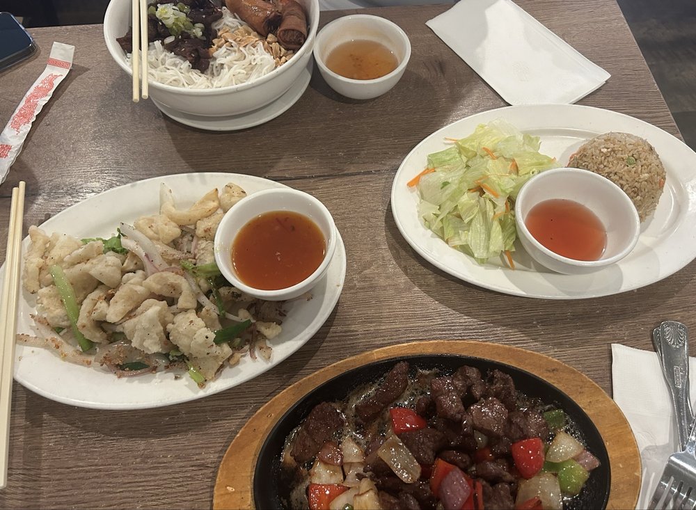 Beef Steak Cubes with Fried Rice & Salad / Cơm Bò Lúc Lắc