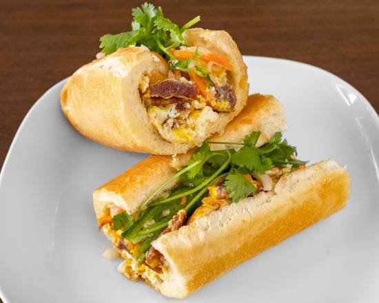Bánh Mì Lạp Xưởng Trứng / Sausage and Egg Sandwich
