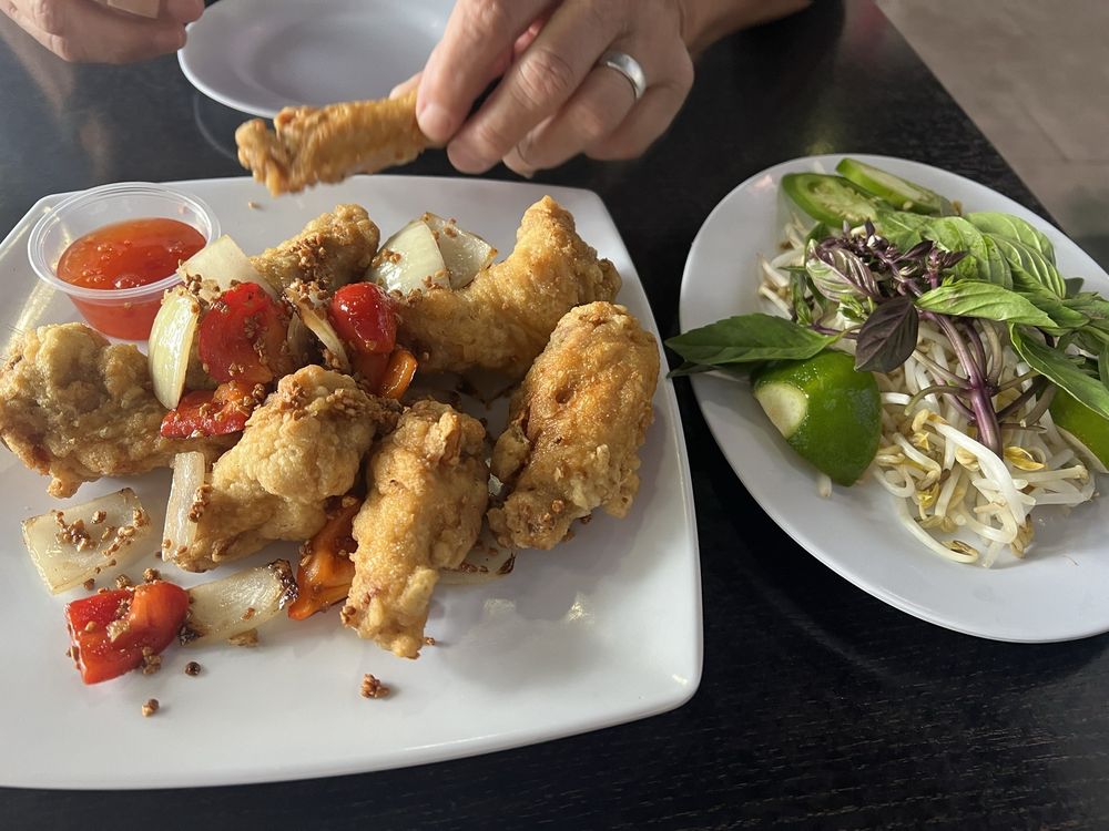 Garlic & Butter Chicken Wings (canh Ga Chien Bo)o