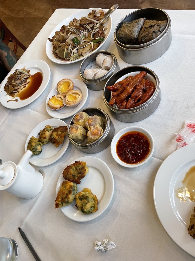 Assorted Seafood with Xo Sauce & Chow Fun Noodles in Soup