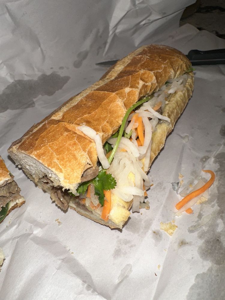 Bánh Mì Patế Cha Lụa /
