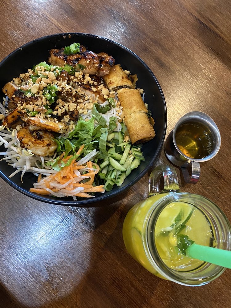 Vermicelli with Egg Rolls