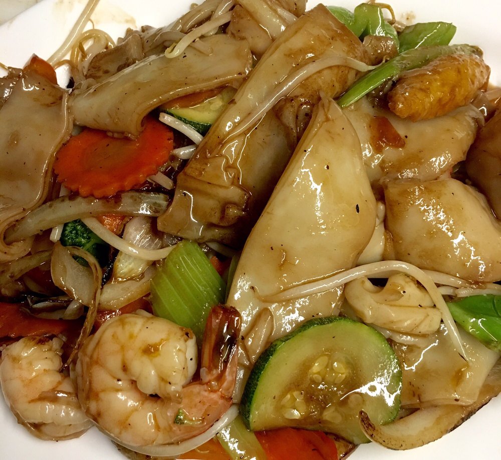 Flat Rice Noodle Combo Beef, Chicken & Shrimps