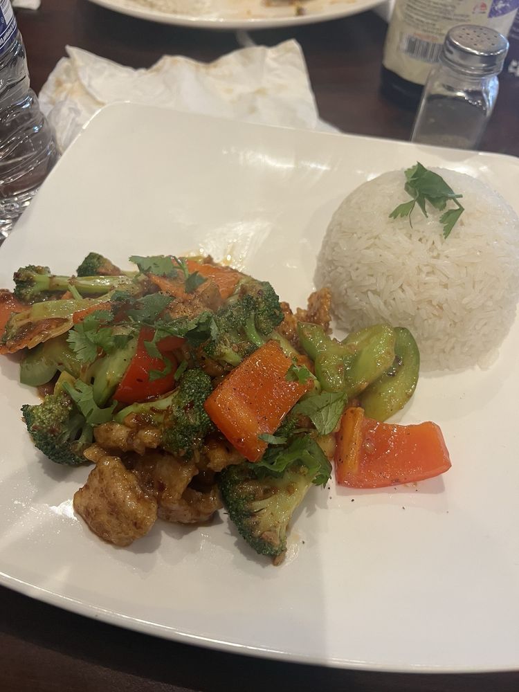 General Tso Chicken Served with Steam Rice