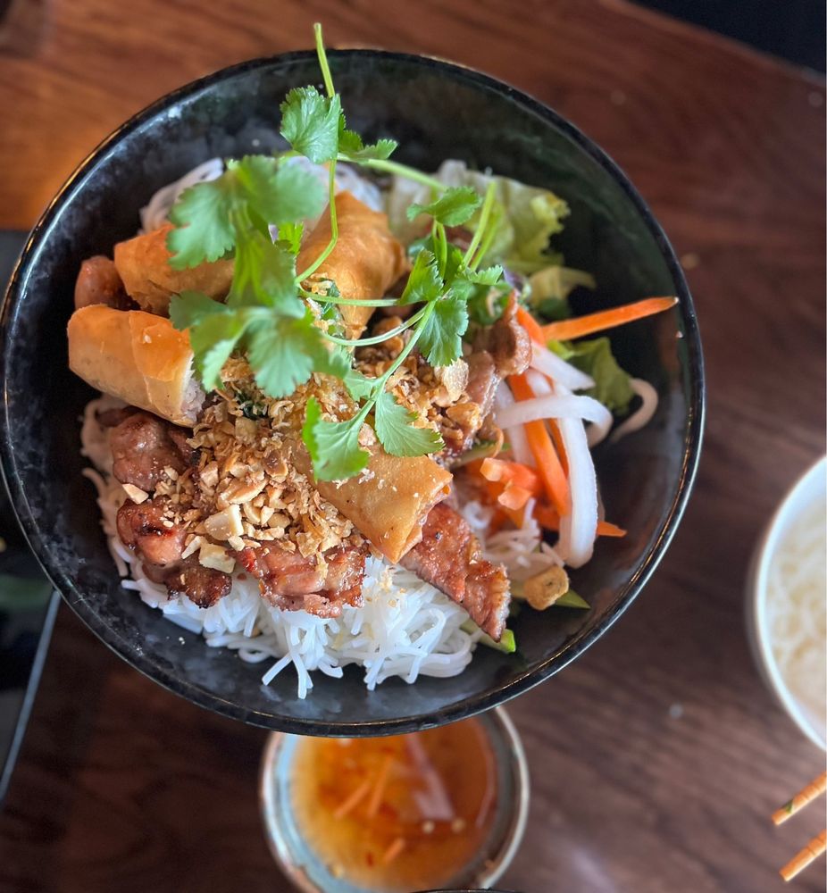 Bún Thịt Chả Giò / Grilled Pork & Crispy Rolls