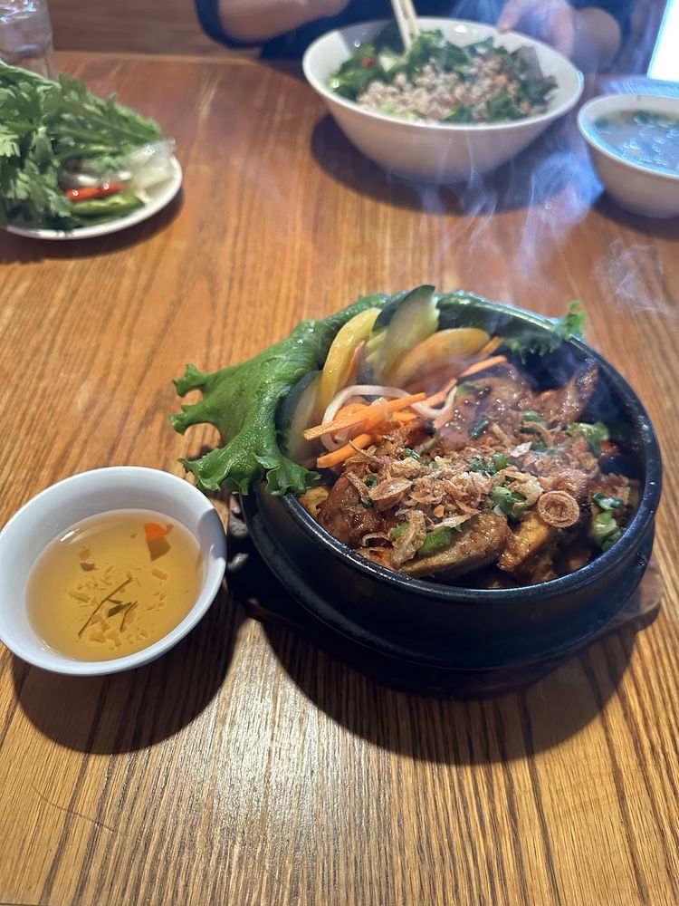 Turmeric Rice with Grilled Chicken in Clay Pot Cm Th G Nng