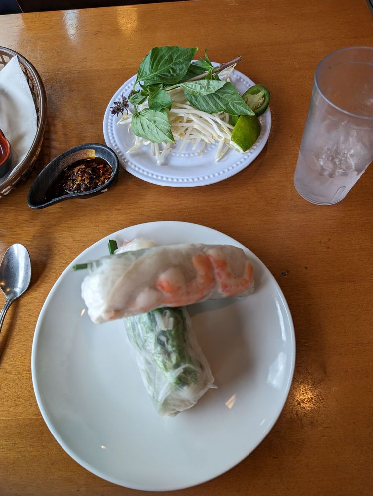 Gỏi Cuốn Tôm Thịt - Pork and Shrimp Salad Rolls