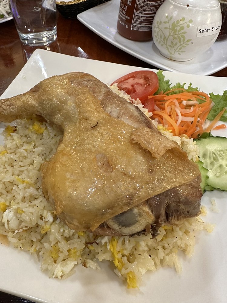 Fried Rice with Crispy Chicken (a Quarter of Chicken Leg) / Com Dui Ga Chien