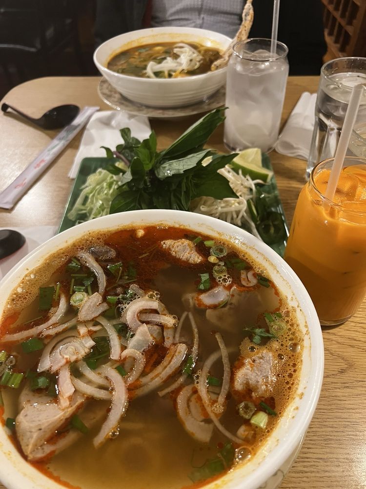 S1: Bún Bò Huế / Vietnamese Spicy Beef Noodle Soup