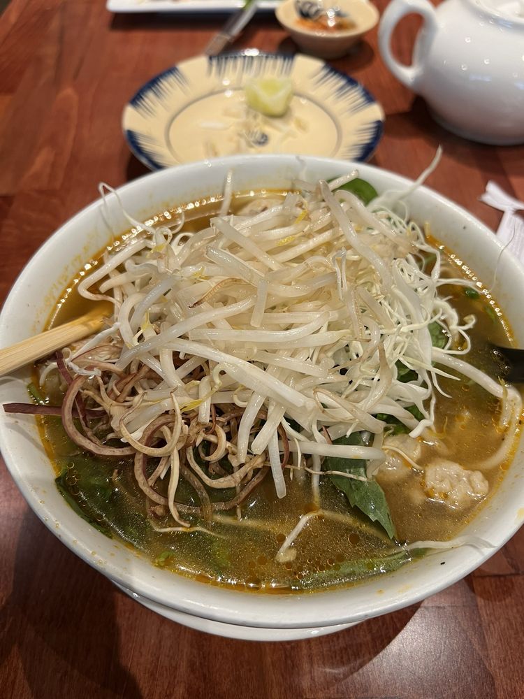 Bun Bo Hue/spicy Beef Noodle Soup