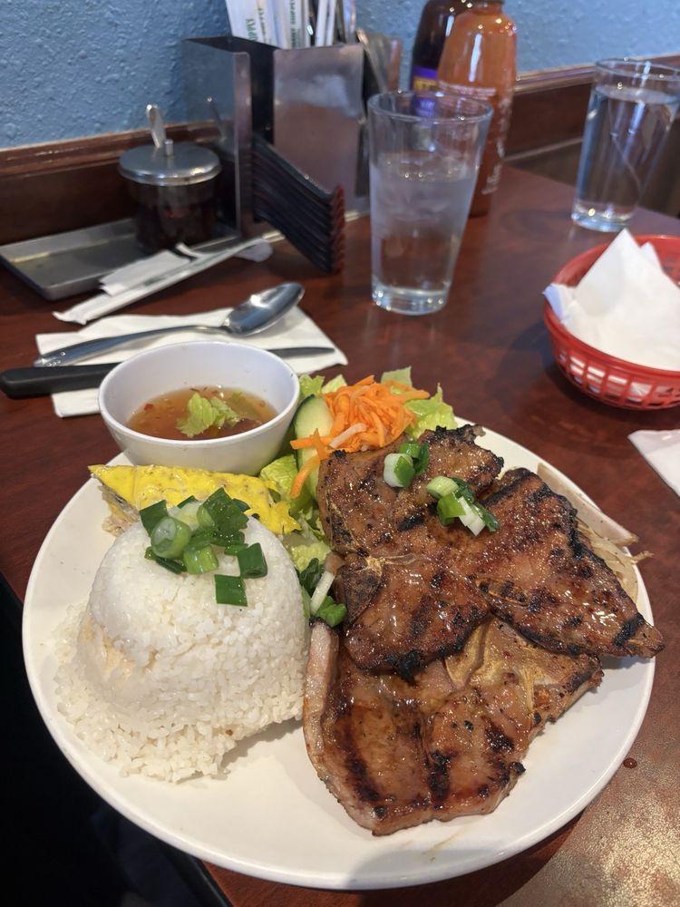 Broken Rice with Grilled Pork Ribs, Shredded Pork Skin and Egg Pie Combination