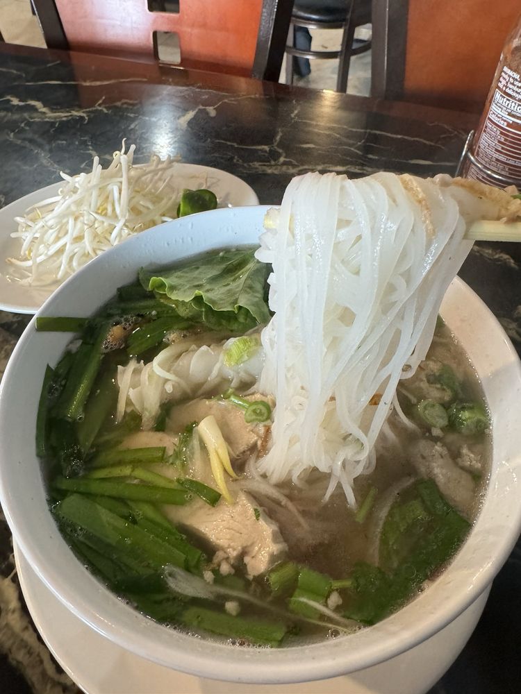 Pan Fried Rice Noodle - Phở Áp Chảo Chọn Đồ Biển Hoặc Đặc Biệt