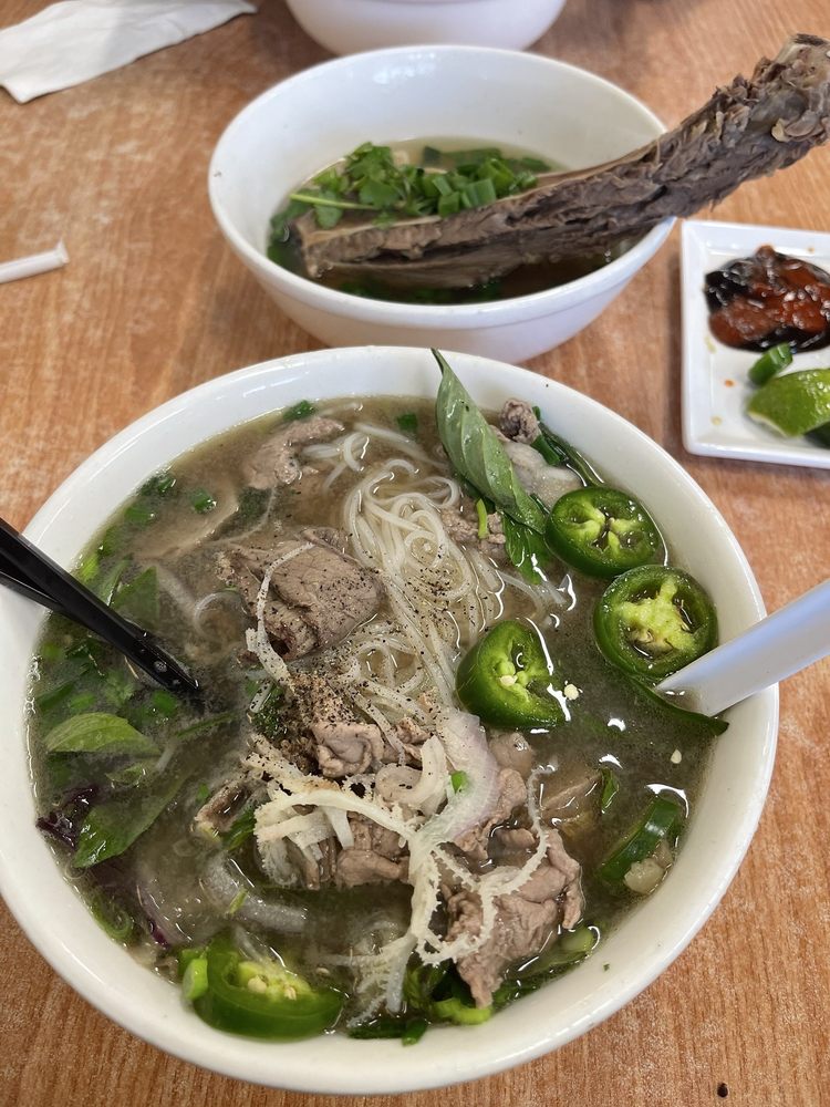 Saigon Combination Rare Steak, Brisket, Meatballs Tendon and Tripe / Phở Đặc Biệt Saigon
