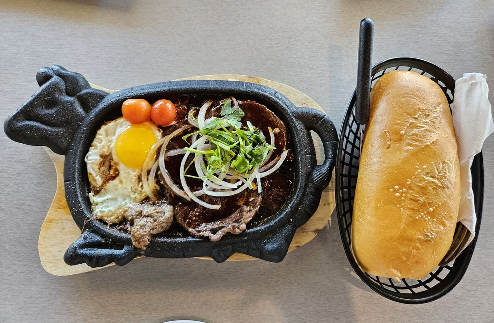 Bò Né / Dodging Beef