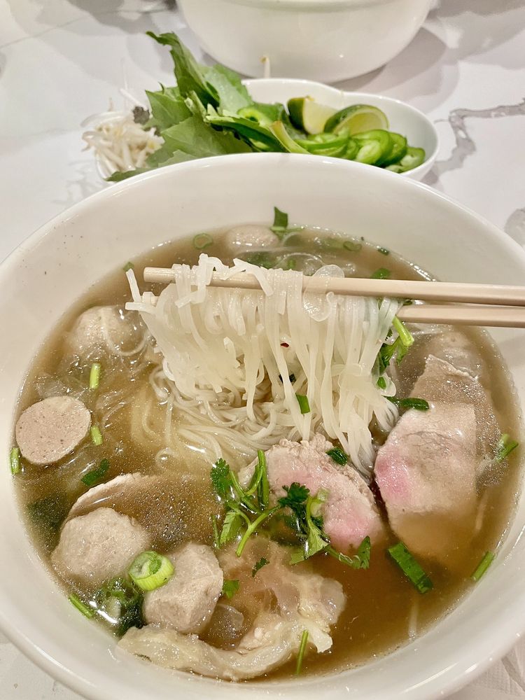 Pho Ti Gn Bo Vien - Rare Beef, Tendon , & Meatballs