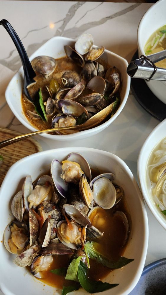 Oc Huong Canada Hap Thicanada Spotted Escargot with Tom Yum