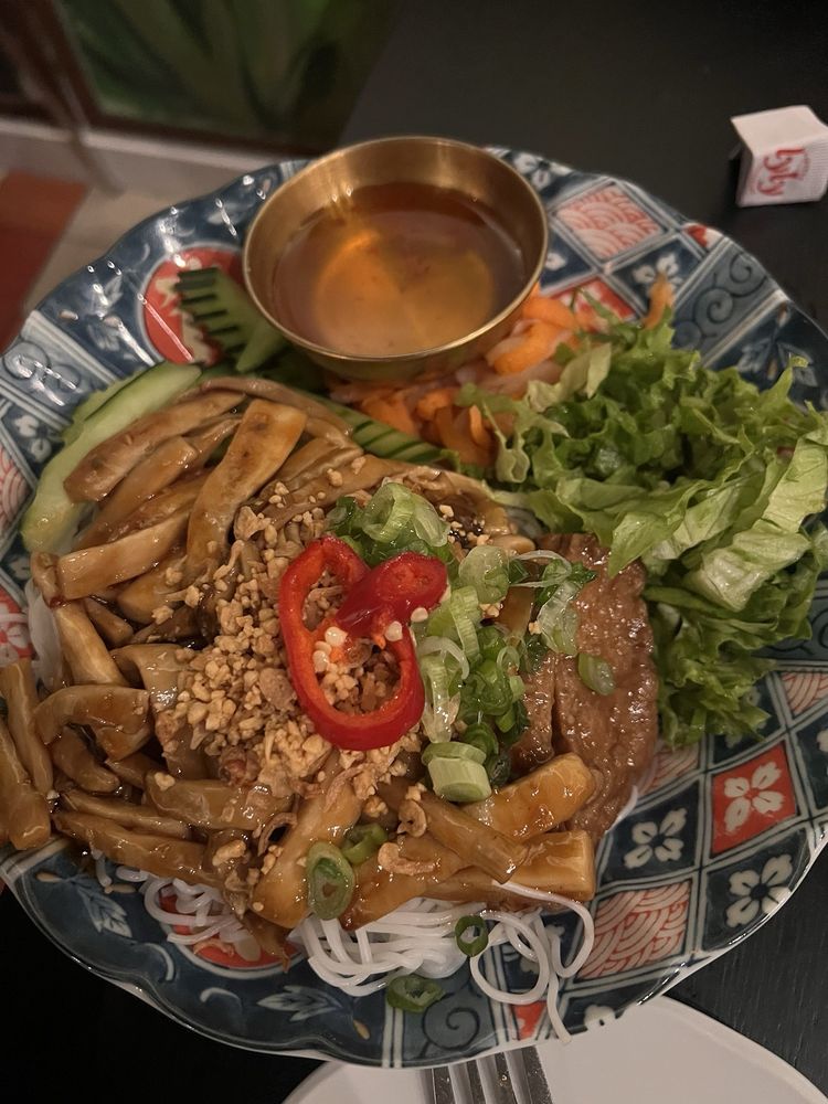 Tofu & Trumpet Mushroom Bun Salad