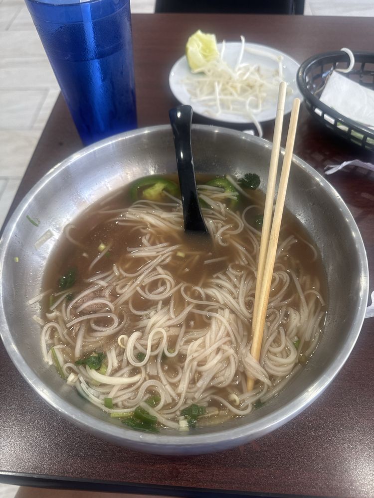 Fresh Slice Beef and Beef Ball Rice Noodle Soup / Pho Tai Bo Vien