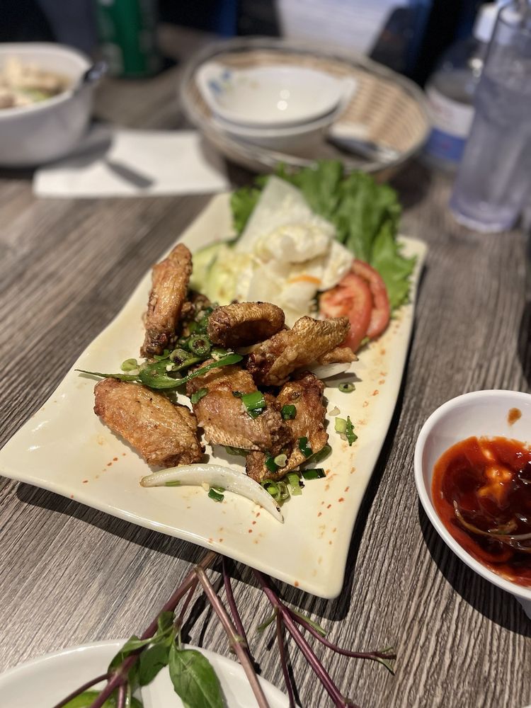 Fried Chicken Wings with Garlic & Onion