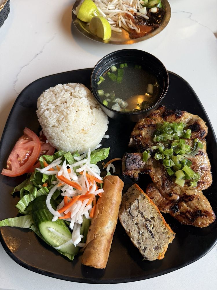 Com Suon Bo Dai Han Korean Short Ribs / Korean Beef Ribs BBQ with Rice