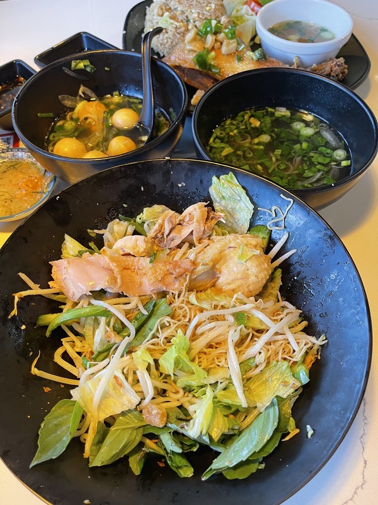 Mi Kho Ga Dried Egg Noodle with Chicken C4