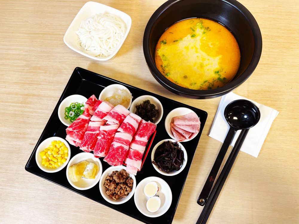 Fish Maw Chicken Rice Noodle Soup 花胶��汤米线