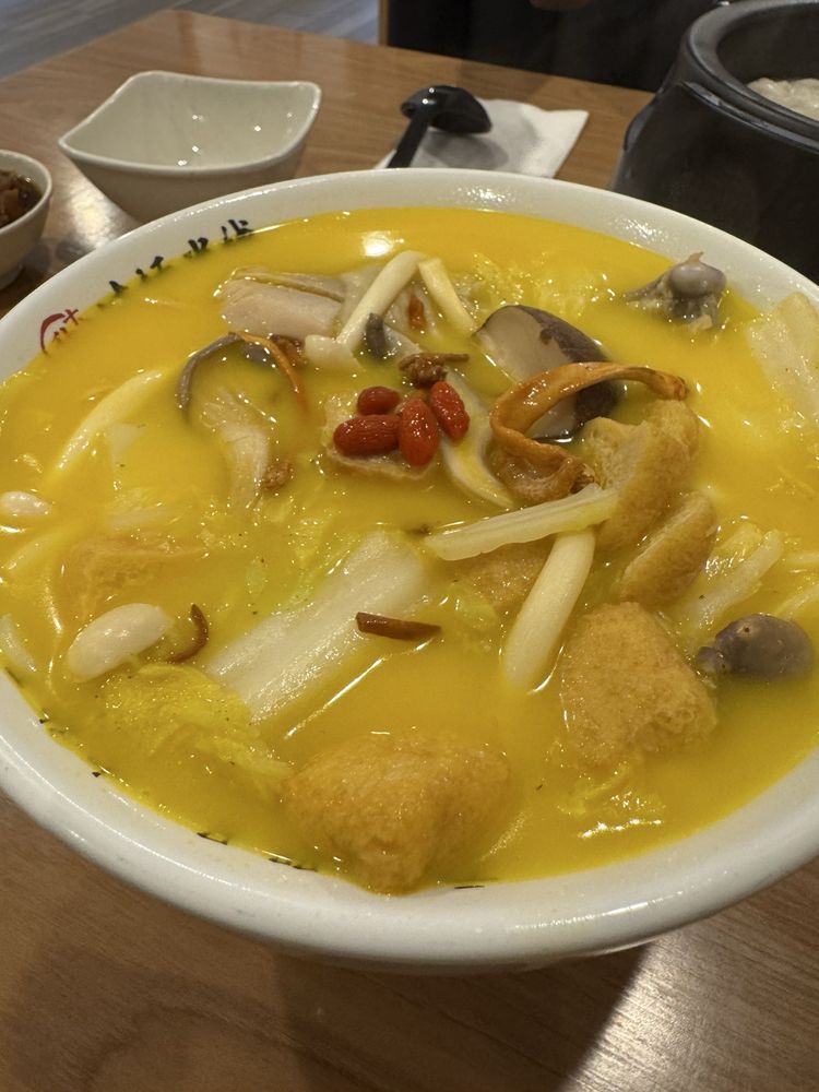 Chicken Soup Rice Noodles with Chicken Leg 鸡汤米线
