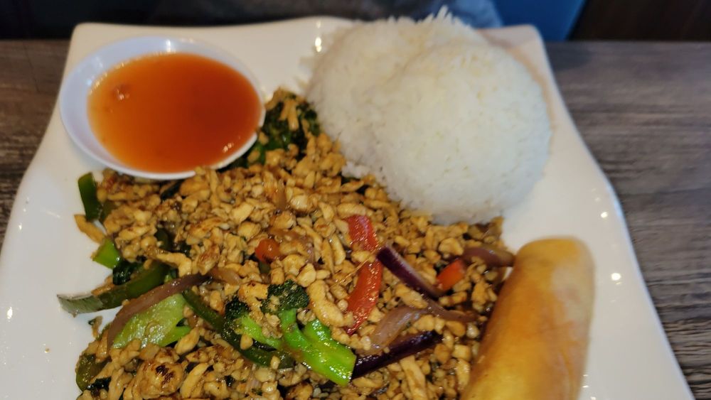 Basil Chicken (pad Kra Praw) Lunch Combo
