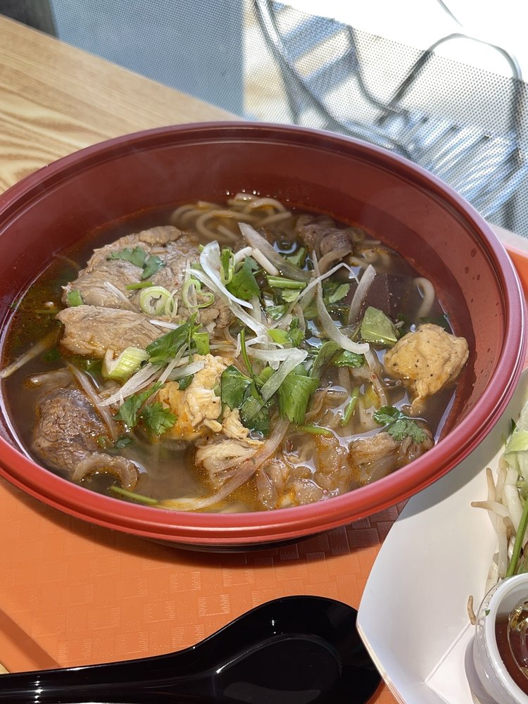 Lon/ Large) Bun Bo Hue - Thit Heo / Spicy Lemongrass Noodle Soup