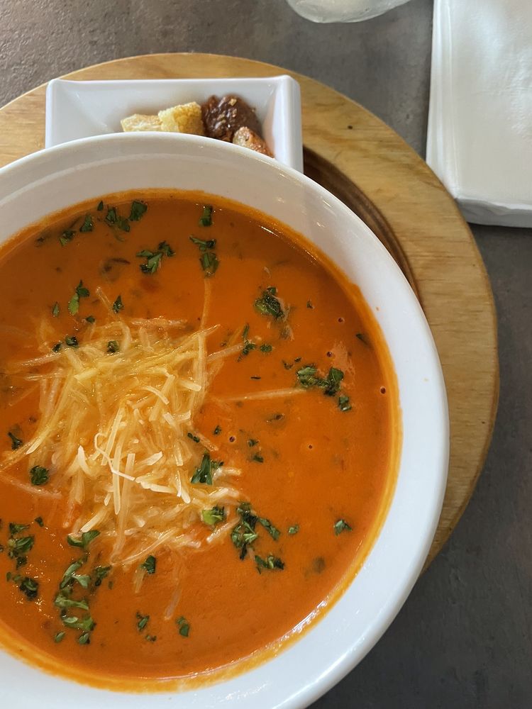 Sopa De Crema De Tomate Y Albahaca / Tomato and Basil Cream Soup