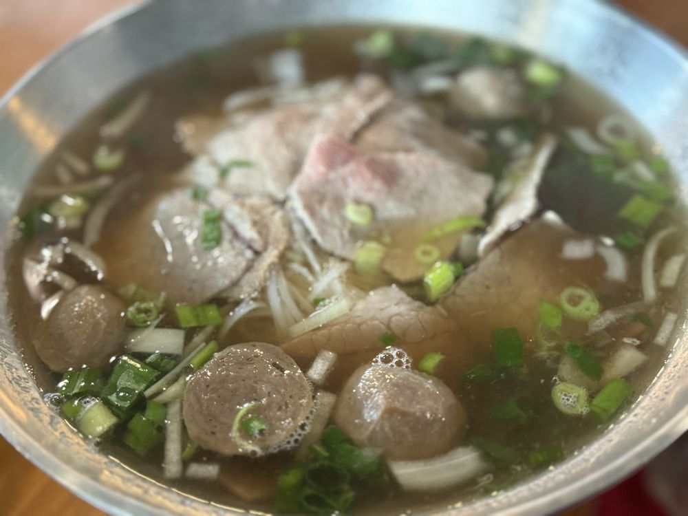 Phở Tái Bò Viên - Rare Beef , Meatball Noodle Soup