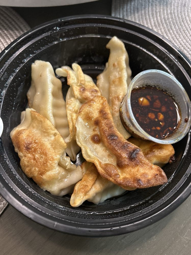 6) Pan-fried Chicken Dumpling (6) Dumpling Frito