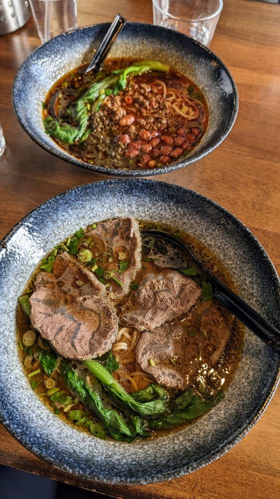 N2a. 清汤牛肉面 J's Signature Beef Noodle Soup