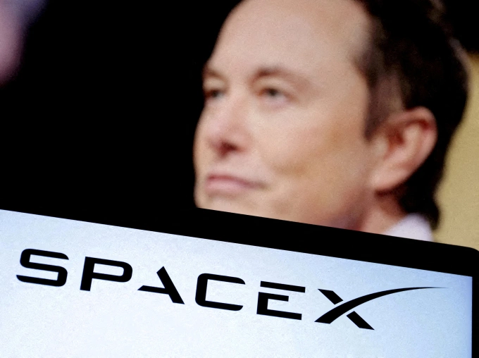 Logo SpaceX trên nền chân dung tỷ phú Elon Musk.