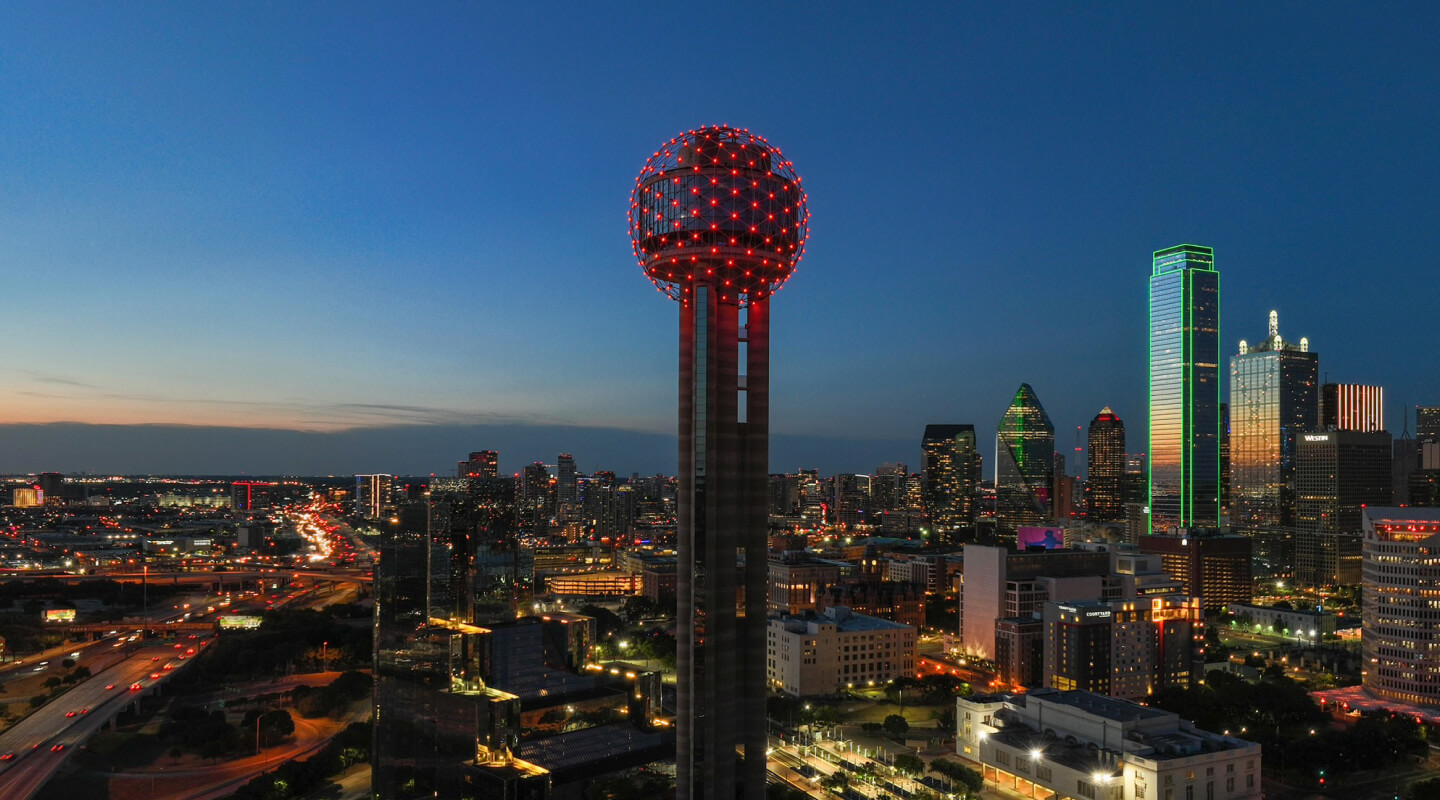 Tháp Reunion Tower – biểu tượng nổi bật của Dallas về đêm, chỉ cách Euless khoảng 25 phút lái xe.