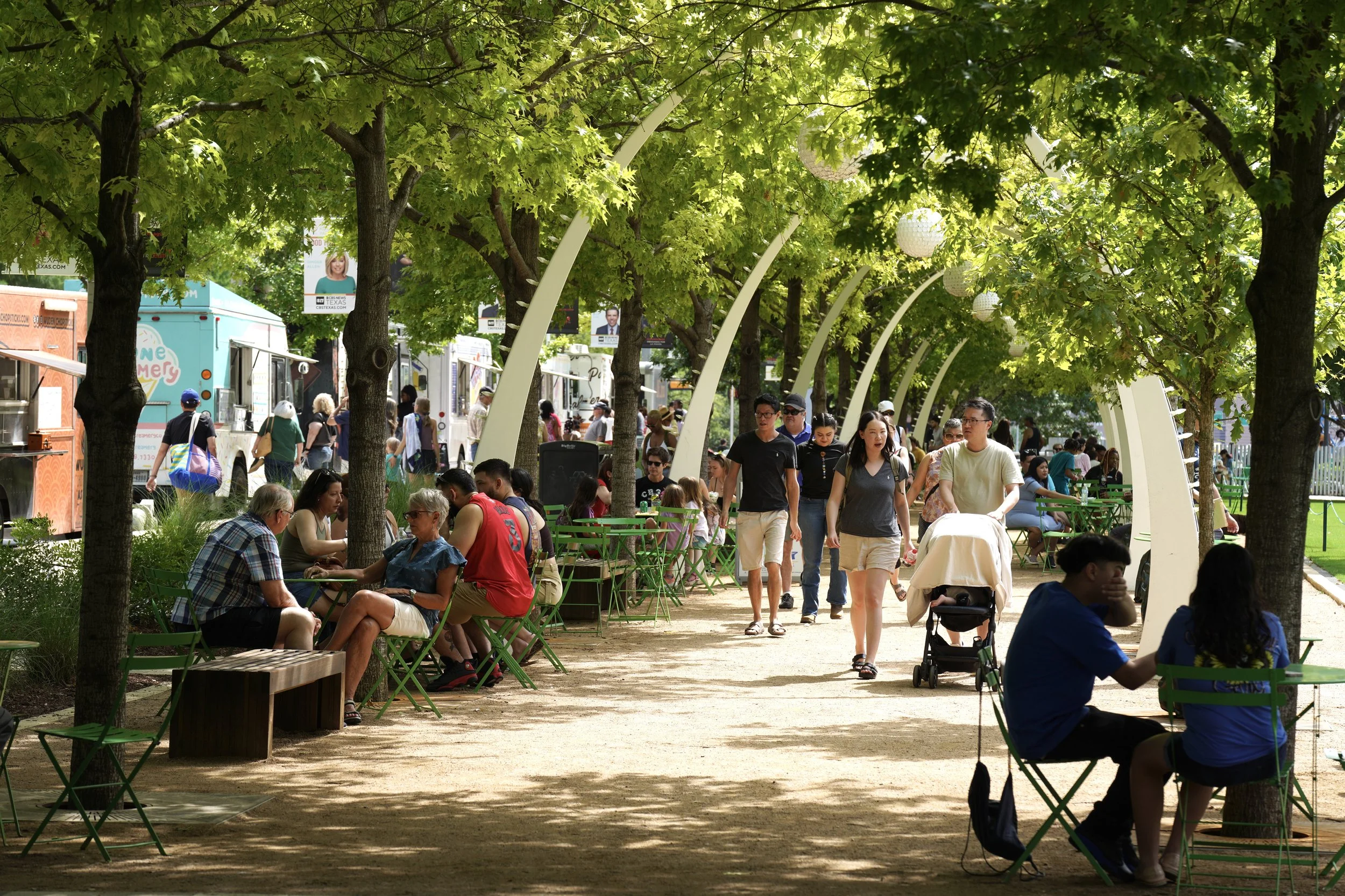Không khí sôi động tại Klyde Warren Park – nơi du khách Việt thường ghé ăn food truck và thư giãn.