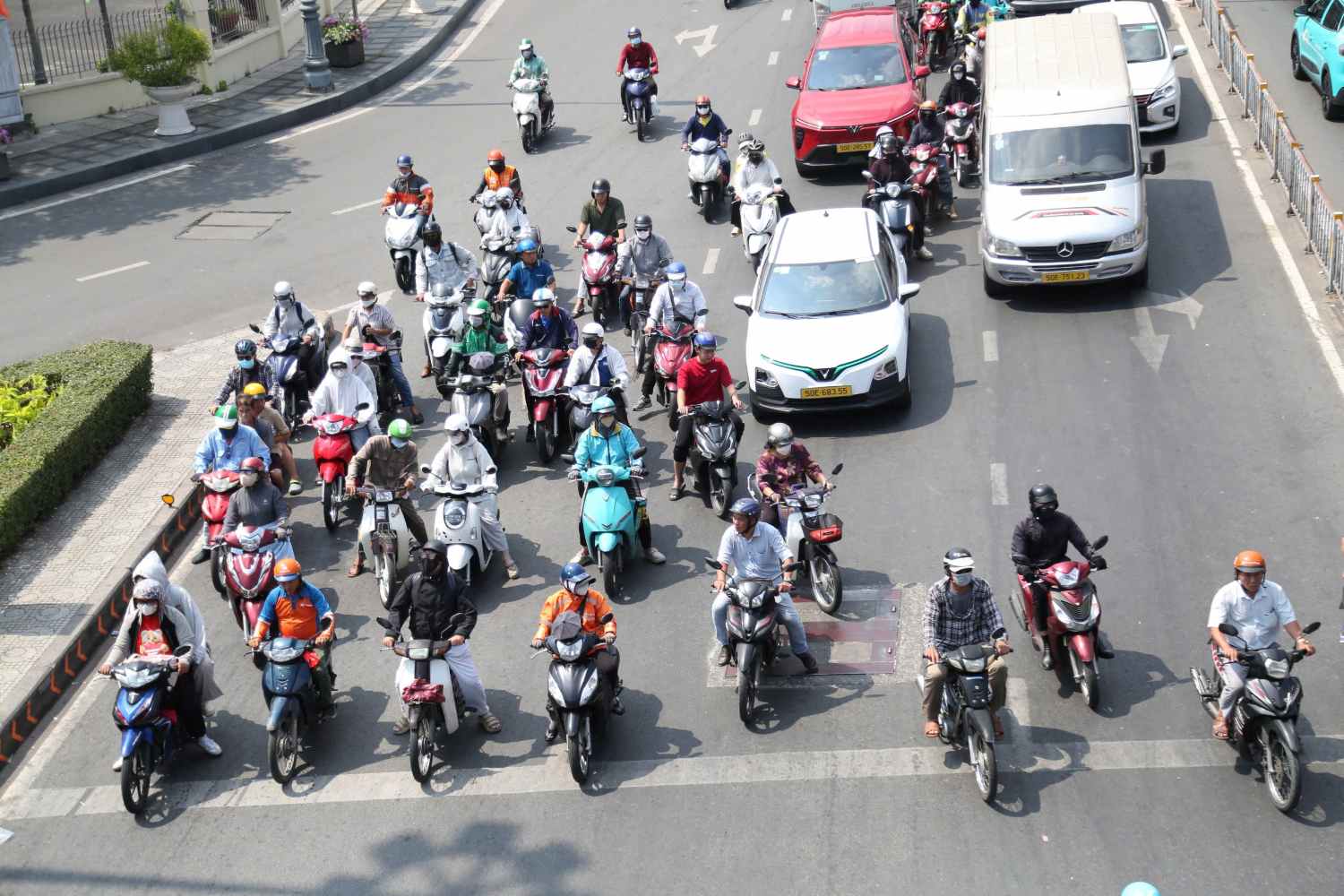 Người dân TPHCM chật vật với đợt nắng nóng diện rộng