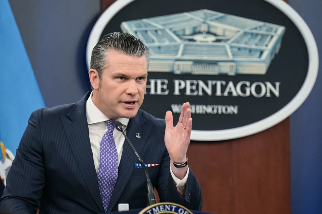 Bộ trưởng Quốc phòng Pete Hegseth phát biểu tại họp báo Pentagon về thỏa thuận ngừng bắn Mỹ - Iran.